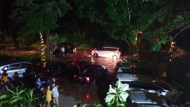 Nước dâng cao ập vào các tuyến đường tại những vùng ven eo biển Sunda vào rạng snsag 23/12. Ảnh: Twitter/ Oystein L. Anderse.