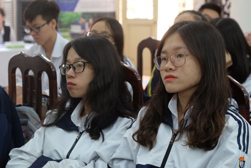 Học sinh lớp 12 trường THPT Việt Đức nghe thông tin về một số điều chỉnh dự kiến trong phương án thi THPT quốc gia 2019. Ảnh: Quỳnh Trang