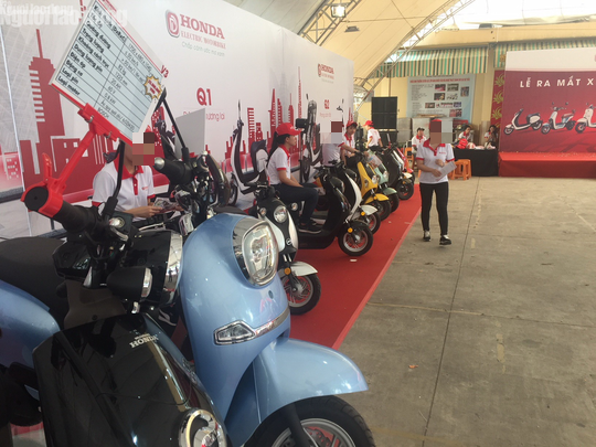 Đơn vị tổ chức trưng bày hàng chục chiếc xe máy điện có chữ Honda để khách tìm hiểu và chạy thử