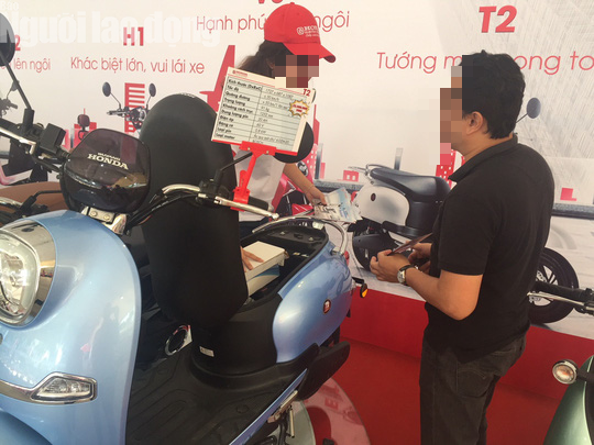 Khách tìm hiểu xe máy điện Honda