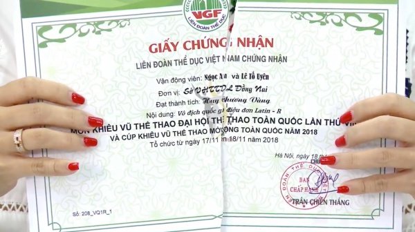 Tờ giấy khen của Uyên Lê và Ngọc An đạt giải vàng bị xé đôi.