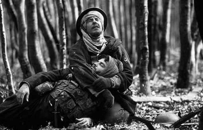 Trong vòng tay của bạn, anh thấy trái tim ấy đang run rẩy, tiếng khóc và tiếng nấc như muốn trào ra nhưng lại phải kìm nén. (Ảnh minh họa: cineday.orange.fr)