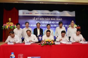 Đại diện các công ty điện lực địa phương ký bàn giao nhận quản lý vận hành lưới điện 110 kV.