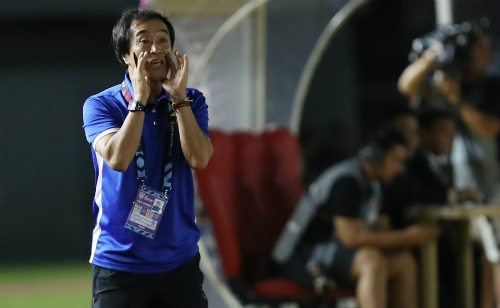 Ông Lee Young-jin chỉ đạo các cầu thủ Việt Nam trong trận đấu với Philippines ở lượt đi bán kết AFF Cup 2018. Ảnh: Đức Đồng.