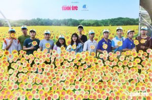 Rất đông người có mặt từ sáng sớm để tham dự chương trình Ngày hội hoa hướng dương sáng 2-12 tại công viên văn hóa Đầm Sen - Ảnh: DUYÊN PHAN