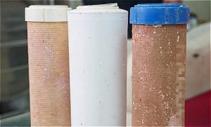 Lõi lọc trong máy lọc nước nhà anh Nguyễn Khánh (TP HCM) được tháo ra sau 6 tháng sử dụng. Ảnh: Nguyễn Khánh