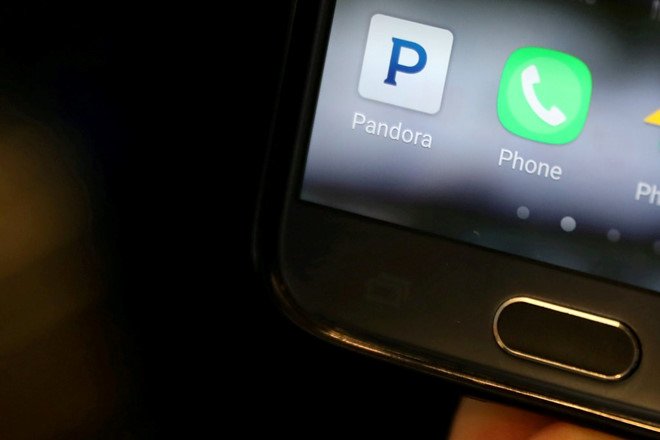 Theo NY Times, Bing, Pandora và một số dịch vụ truyền phát nhạc vẫn có thể truy cập vào cơ sở dữ liệu ngay cả khi Facebook thông báo đã ngừng việc chia sẻ. Ảnh: Reuters.