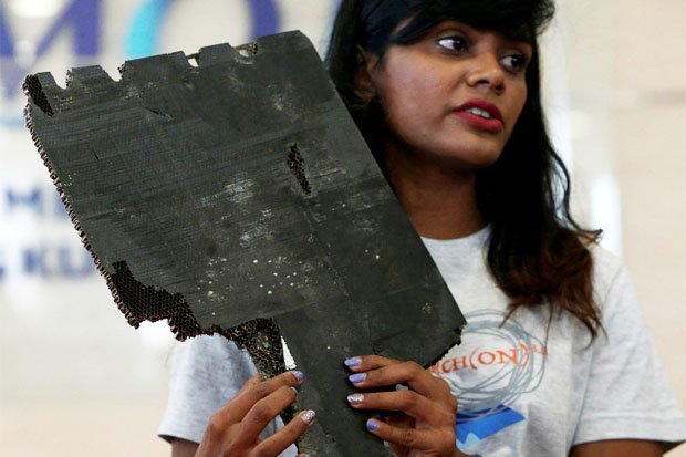 Cô Grace cầm trên tay một mảnh vỡ được cho là của máy bay MH370. Ảnh: Getty.