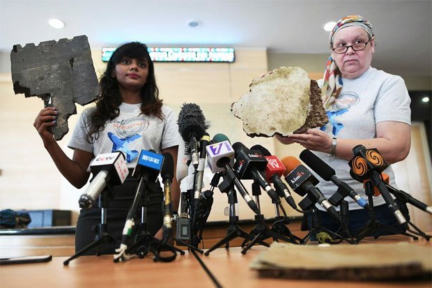 Cô Grace Subathirai Nathan (trái) cùng với bà Jacquita Gonzales công bố các mảnh vỡ được cho là của máy bay MH370 trước báo chí. Ảnh: Getty.