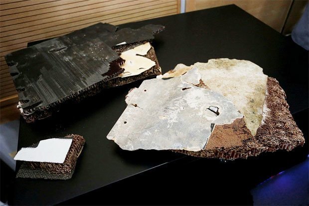 Những mảnh vỡ được các gia đình nạn nhân MH370 tìm thấy. Ảnh: Getty.