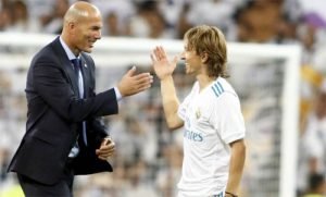 Modric chơi hay hơn nhờ Zidane. Ảnh: Reuters