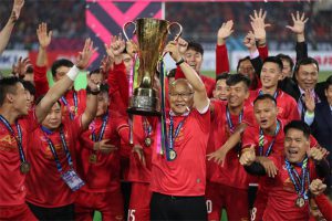 Ông Park nâng cao chức vô địch AFF Cup 2018 trên sân Mỹ Đình.