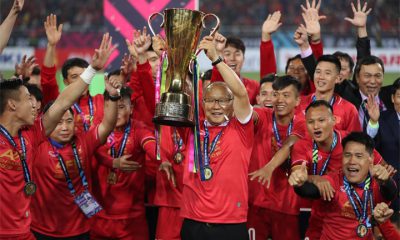 Ông Park nâng cao chức vô địch AFF Cup 2018 trên sân Mỹ Đình.