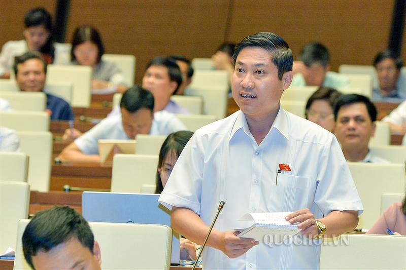 Đại biểu Phan Thái Bình (Quảng Nam) kiến nghị sửa đổi quy định về thuế TTĐB với ô tô từ 9 chỗ ngồi trở xuống.
