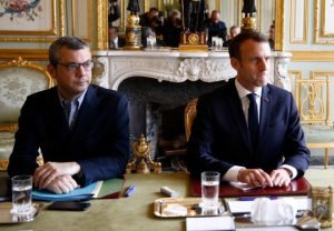 Tổng thống Pháp Emmanuel Macron (phải) tại cuộc họp ở Điện Elysee hôm 2-12. Ảnh: Reuters