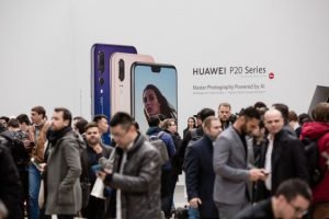 Buổi giới thiệu điện thoại thông minh P20 Pro của Huawei tại Paris - Pháp hồi tháng 3. Ảnh: Bloomberg