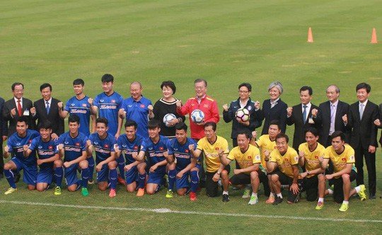 Tổng thống Moon Jae-in chụp hình lưu niệm với tuyển U23 Việt Nam