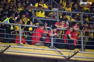 Những khán giả Việt Nam trên sân Bukit Jalil ở trận chung kết lượt đi. Ảnh: Tiến Tuấn