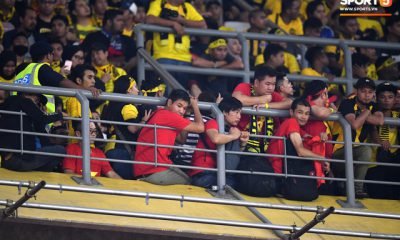 Những khán giả Việt Nam trên sân Bukit Jalil ở trận chung kết lượt đi. Ảnh: Tiến Tuấn
