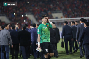 Khoảnh khắc xúc động của Đặng Văn Lâm sau khi vô địch AFF Cup 2018.