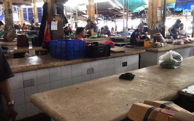 Nhiều gian hàng bán thịt ở chợ Xóm Mới - TP Nha Trang đóng cửa vì không có thịt heo để bán