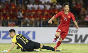 Falkesgaard (trái) có nhiều pha cứu thua tốt nhưng vẫn để thủng lưới hai bàn trên sân nhà. Ảnh: Đức Đồng