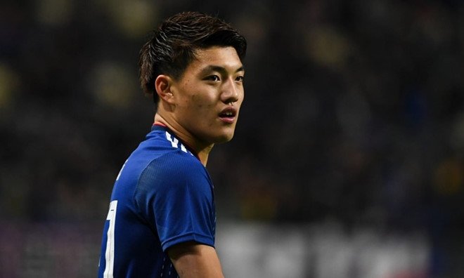 Ritsu Doan (1998, Nhật Bản): Sau hai mùa bóng thi đấu tại Hà Lan, Ritsu Doan có được 14 bàn thắng cùng 5 pha kiến tạo sau 49 lần ra sân cho CLB Groningen và trở thành trụ cột không thể thiếu trong đội hình đội bóng này. Màn trình diễn ấn tượng khiến nhiều ông lớn tại châu Âu thèm khát sở hữu chữ ký của cầu thủ này, trong đó có nhà đương kim vô địch Ngoại hạng Anh Manchester City, đội bóng đang quyết tâm đưa Ritsu Doan về với sân Etihad ngay trong kỳ chuyển nhượng mùa đông. Ở tuổi 20, tiền vệ này nhận được rất nhiều kỳ vọng tại Asian Cup 2019 bên cạnh những người đàn anh như Shinji Kagawa, Shinji Okazaki hay Takashi Inui. 