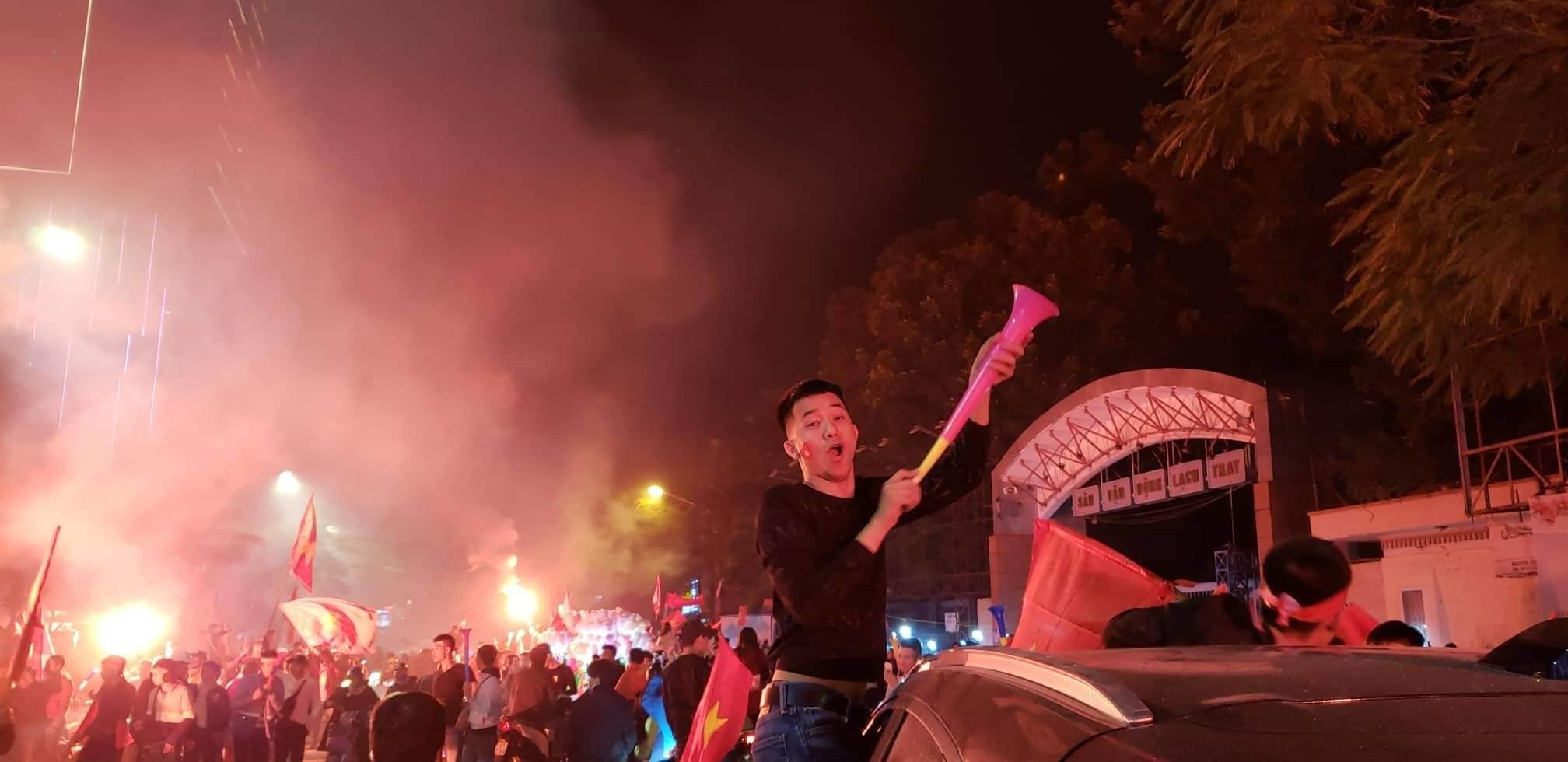 người Việt Nam lại tràn ra đường ăn mừng