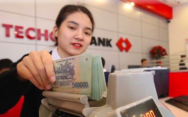 Trong nhóm cổ phần tư nhân lớn, Techcombank đang có lãi suất kém hấp dẫn hơn hẳn so với VPBank và Sacombank (ảnh minh hoạ).