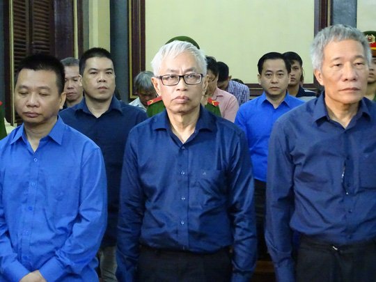 Bị cáo Trần Phương Bình (giữa) tại phiên xét xử