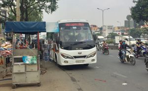 Một xe khách đón trả khách tại bến “cóc” trên tuyến đường Điện Biên Phủ (Q.Bình Thạnh, TP.HCM) ẢNH: NGUYỄN TIẾN