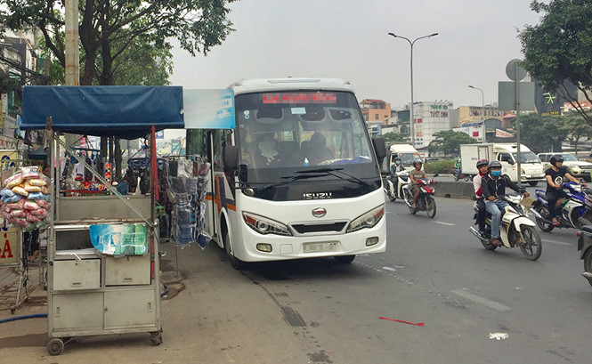 Một xe khách đón trả khách tại bến “cóc” trên tuyến đường Điện Biên Phủ (Q.Bình Thạnh, TP.HCM) ẢNH: NGUYỄN TIẾN