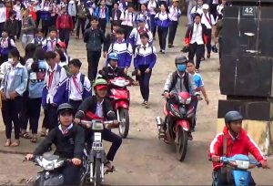 Học sinh đi xe máy phân khối lớn từ trong trường ra.