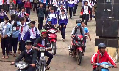 Học sinh đi xe máy phân khối lớn từ trong trường ra.