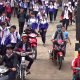 Học sinh đi xe máy phân khối lớn từ trong trường ra.