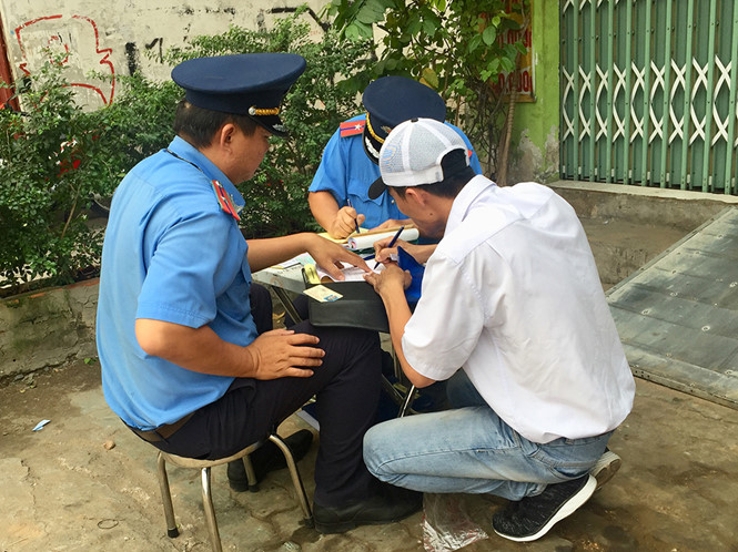 Đội TTGT số 1 (Thanh tra Sở GTVT TP.HCM) lập biên bản xử phạt tài xế xe khách vi phạm ẢNH: NGUYỄN TIẾN