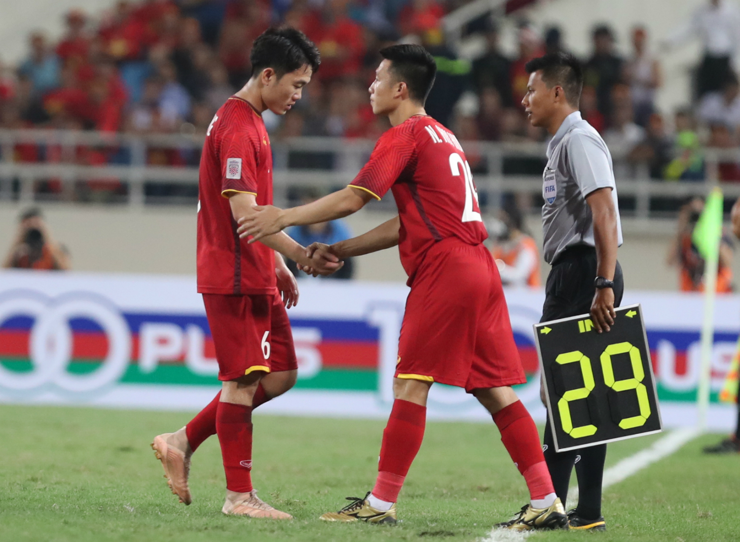 Xuân Trường rời sân nhường chỗ cho Huy Hùng ở giữa hiệp hai trận đấu với Philippines hôm 6/12. Ảnh: Đức Đồng.