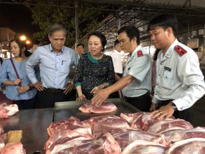 Đoàn kiểm tra quy trình nhập và pha lóc thịt heo tại chợ đầu mối Hóc Môn