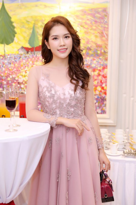 Bà xã Minh Tiệp tên Thuỳ Dương. Cô nhận được nhiều lời khen ngợi về sắc vóc. Được biết, trước khi kết hôn, Thùy Dương từng lọt top 10 Hoa hậu Việt Nam.