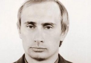 Ông Vladimir Putin khi còn là sĩ quan KGB vào năm 1980. Ảnh: SCMP.
