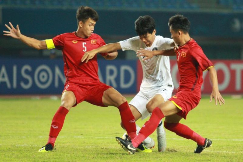 Trung vệ Bùi Hoàng Việt Anh (bên trái) trong màu áo ĐT U19 Việt Nam