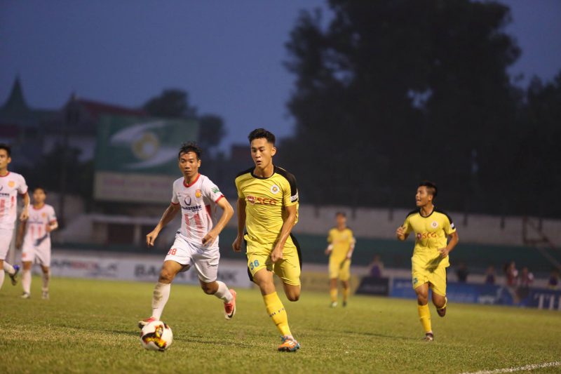 Tiền vệ Lê Xuân Tú (áo vàng) trong trận play off với Nam Định