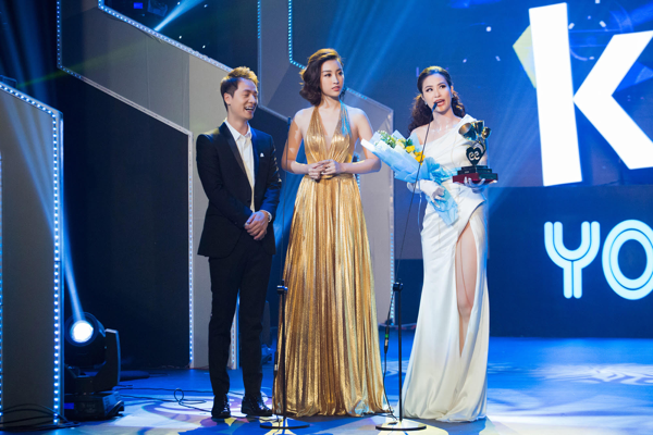 Một số khoảnh khắc khác khi người đẹp Hà thành đứng trên sân khấu trao giải cùng ca sĩ Đăng Khôi và người chiến thắng ở hạng mục Ca khúc nhạc Dance - ca sĩ Đông Nhi