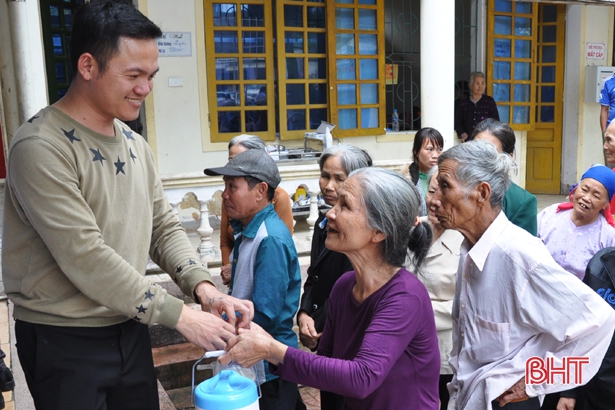 Anh Phan Thanh Trầm phát cháo miễn phí cho bệnh nhân tại Bệnh viện Đa khoa Hương Khê