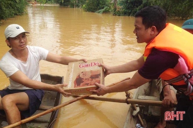 Anh Trầm kết nối với các nhóm tình nguyện trong và ngoài tỉnh mang nhiều phần quà đến cho người dân vùng lũ Hương Khê