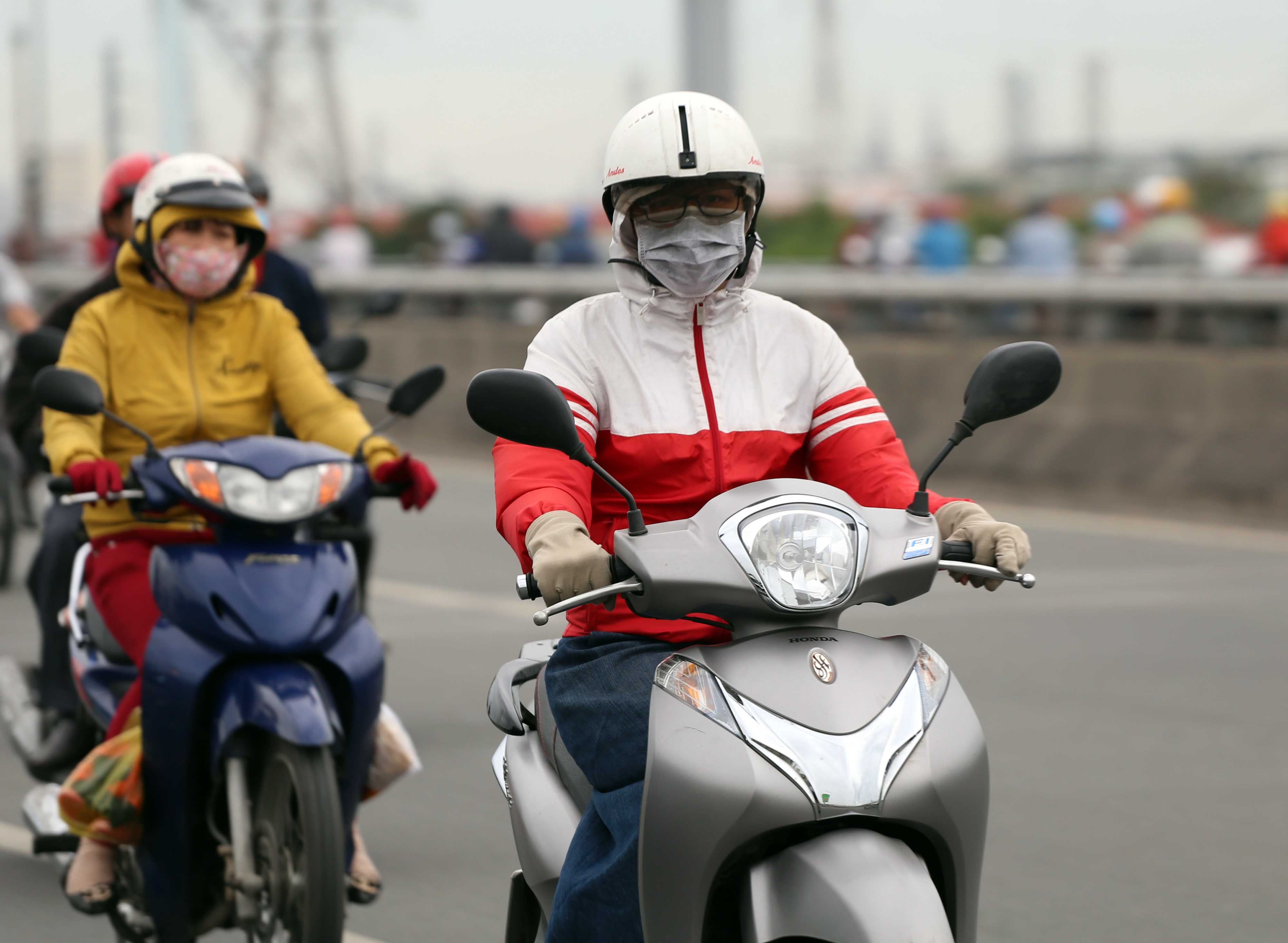 Tại các khu vực gần bờ sông Sài Gòn, gió rít mạnh cộng với mưa phùn nên nhiều người phải co ro với kiểu thời tiết sáng nay.