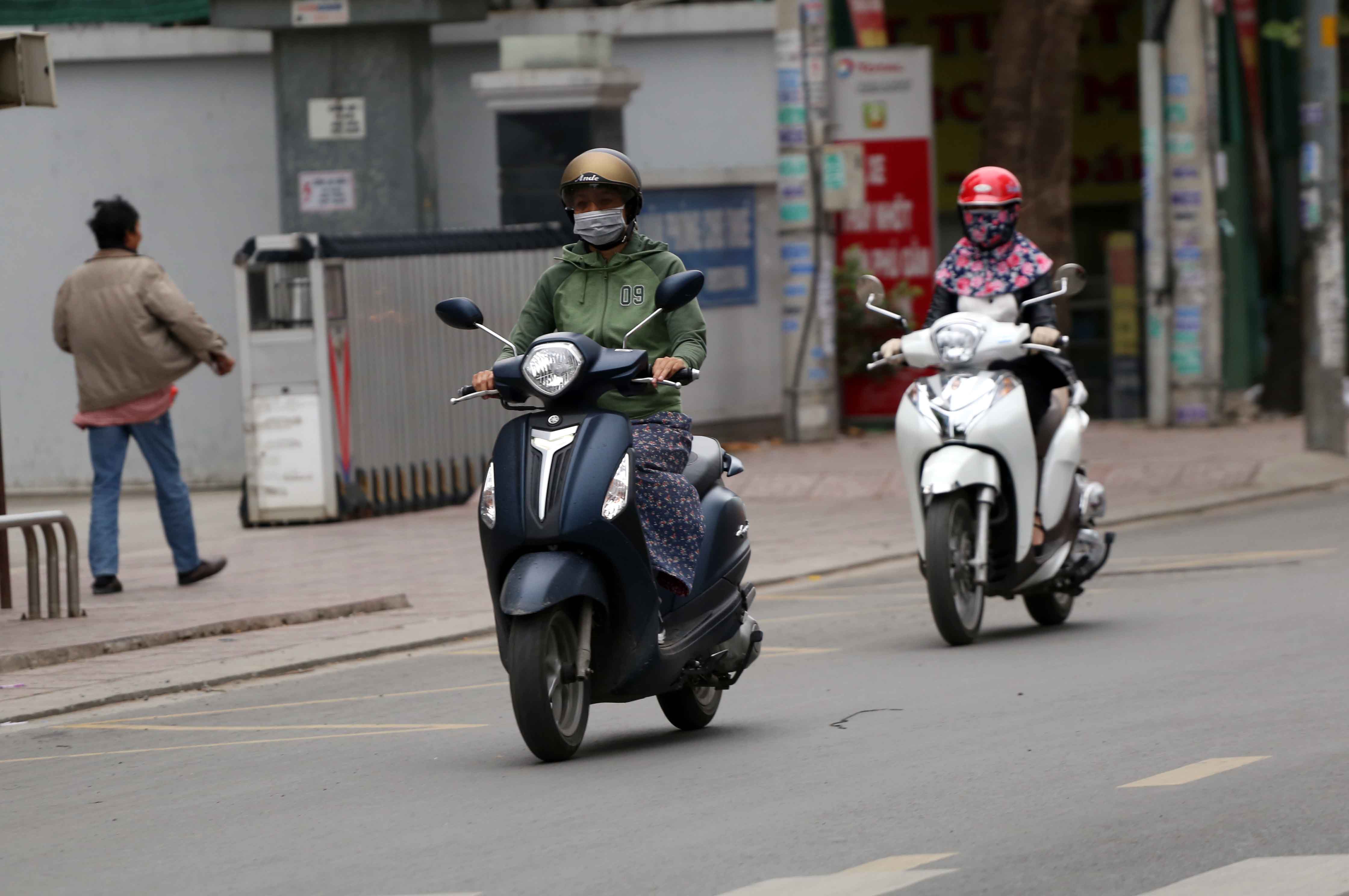 "Kiểu thời tiết se lạnh cộng với mưa phùn sáng nay rất giống kiểu thời tiết những ngày tháng Chạp giáp Tết cổ truyền ở quê tôi. Nó làm tôi nôn nao và nhớ nhà quá", chị Nguyễn Thị Mỹ Nhi (quê Bình Định) chia sẻ.