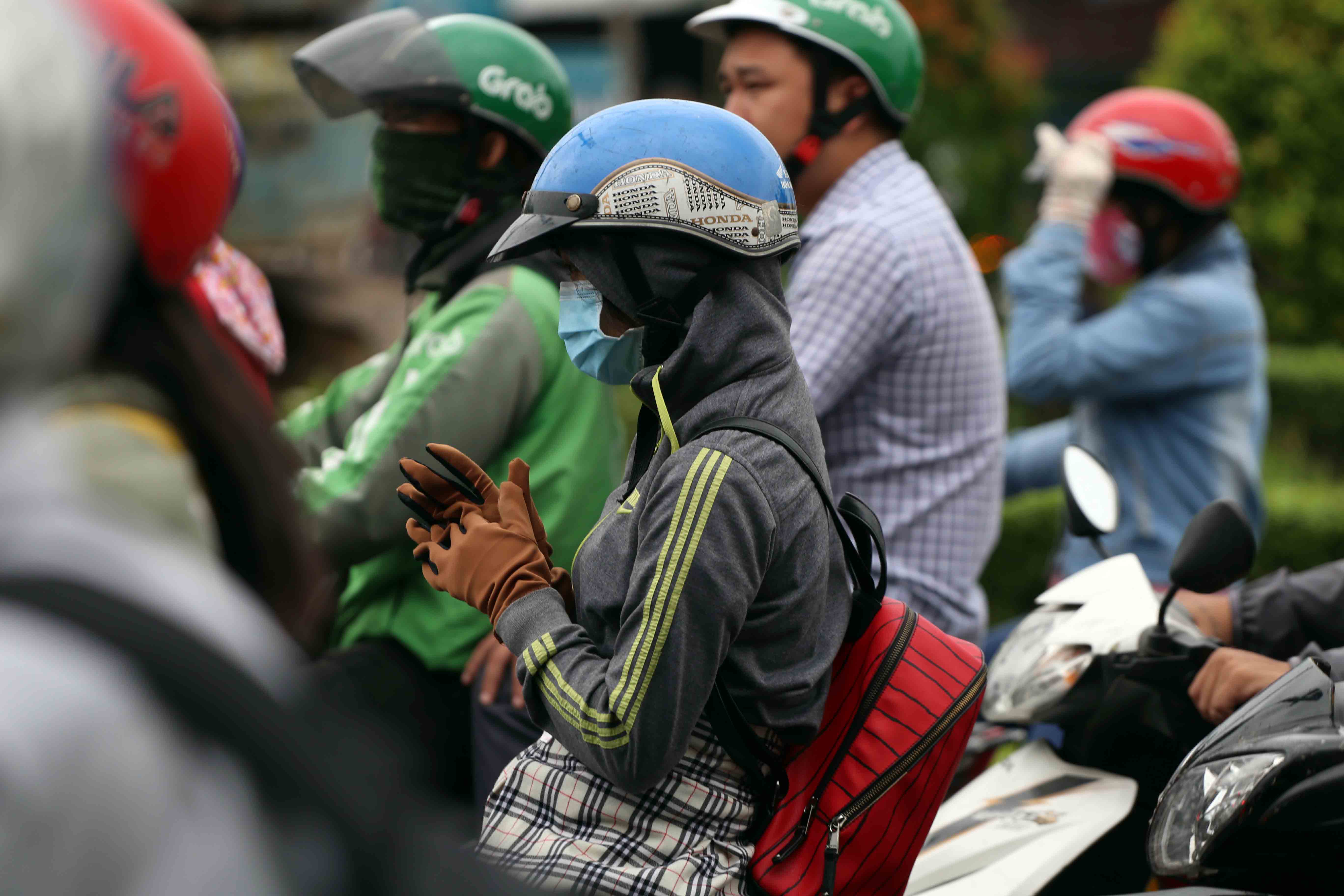 Các cô gái bịt kín người để giữ ấm. “Đi làm sáng nay trời mát và có thêm chút không khí se lạnh dễ chịu. Những ngày đầu năm mới tôi rất thích kiểu thời tiết như vậy. Hy vọng công việc trong năm cũng dễ chịu như thời tiết đầu năm”, chị Thùy Linh (ngụ quận Thủ Đức) nói.