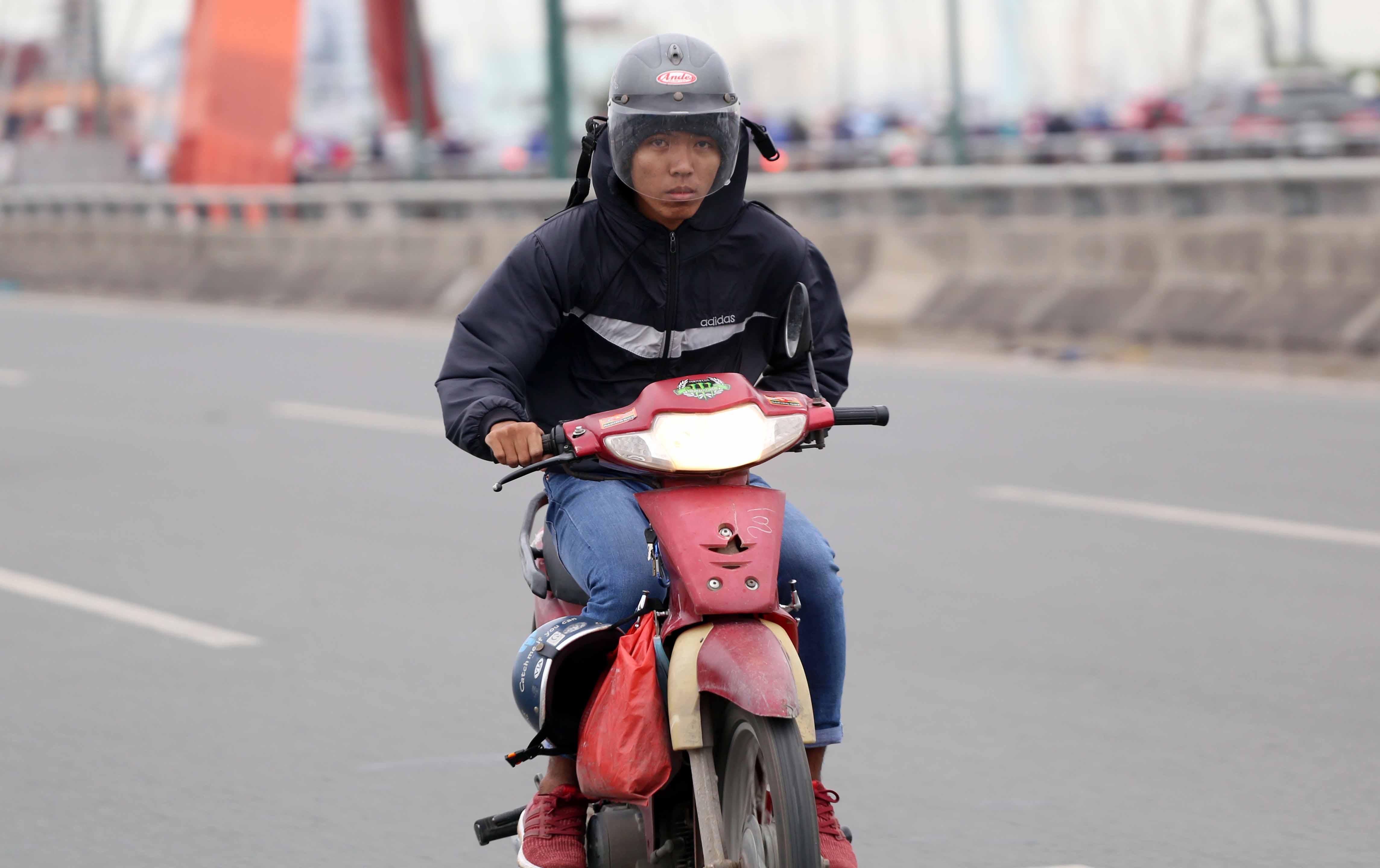 Mặc dù phải co ro khi di chuyển nhưng nhiều người khá thích thú vì thời tiết này trong những ngày đầu năm mới.