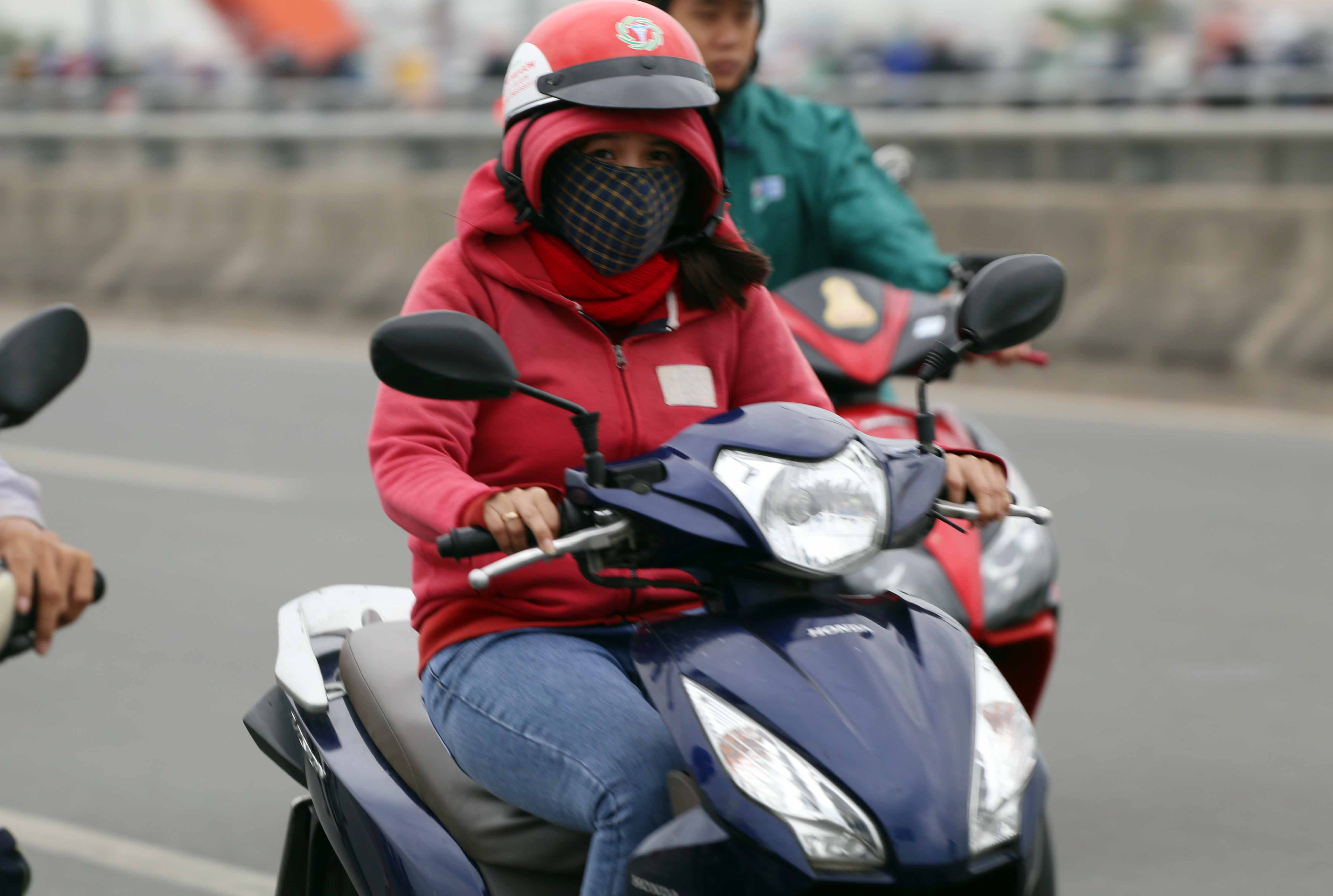 Đến 11h trưa hôm nay, TP.HCM vẫn còn se lạnh và mưa phùn. Theo Đài Khí tượng thủy văn Nam Bộ, nhiệt độ tại các khu vực ở TP.HCM trong hôm nay từ 22 -31 độ C, có mưa, mưa rào.